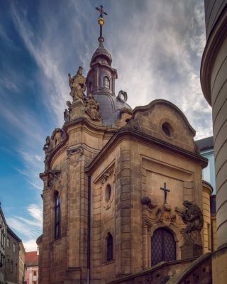 Kaple svatého Jana Sarkandera. Další ze skrytých zákoutí Olomouce 😍 Najdete ji pár minut od centra města a okolí tohoto...