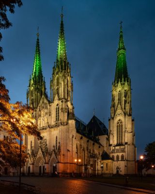 🌟 Olomoucká katedrála svatého Václava září do tmy v novém světle 🌟 Původní již zastaralá světla, byla v průběhu září...